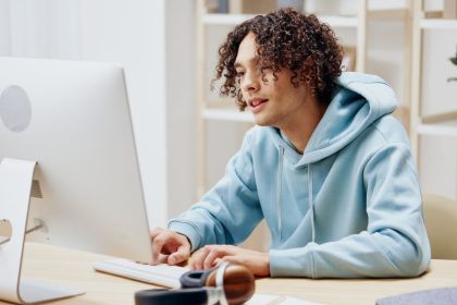 Adolescent participand la curs online