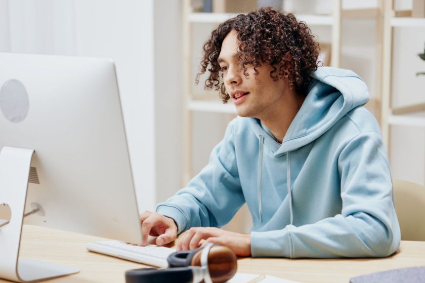 Adolescent participand la curs online