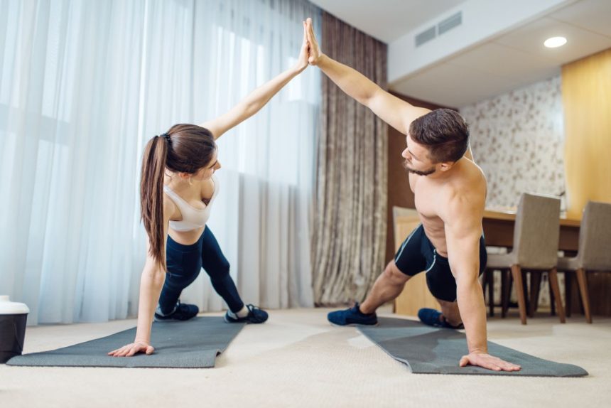 Cuplu practicand yoga impreuna